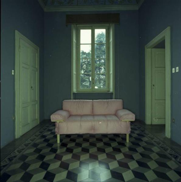 Mobilificio Girgi - divano rosa - stanza - finestra - porte