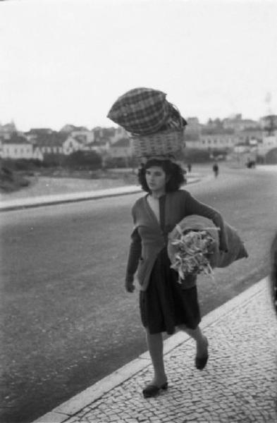Cascais. Donna trasporta una cesta sulla testa