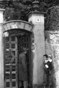 Bonzanigo - Bill e Pedro - ricostruzione dell'uccisione di Benito Mussolini - Un uomo davanti al cancello dell'abitazione dei coniugi De Maria