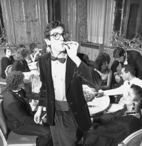Campagna pubblicitaria Perugina. Scena di una festa - uomo assaggia un cioccolatino - persone a tavola