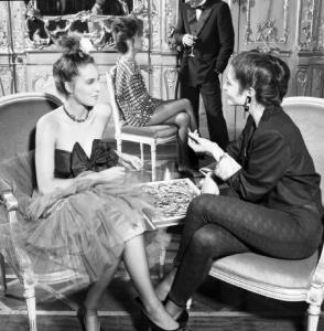 Campagna pubblicitaria Perugina. Scena di una festa - due donne sedute parlano - tavolino con confezione di cioccolatini