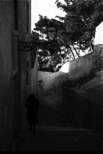 Lisbona. Quartiere arabo - donna velata percorre una scalinata