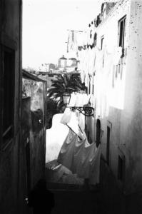 Lisbona. Quartiere arabo - vicolo - panni stesi tra le case