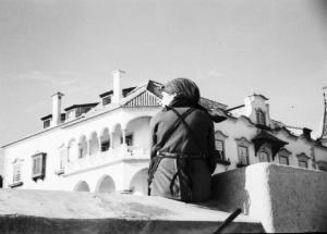 Cascais. Donna seduta di fronte alla villa che ospita la famiglia Savoia