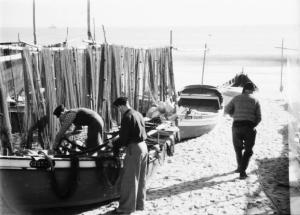 Cascais. Pescatori in spiaggia - imbarcazioni e reti stese ad asciugare