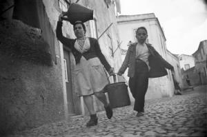 Lisbona Alta. Ragazzini trasportano recipienti per l'acqua