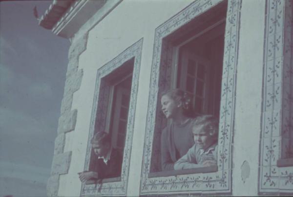 Estoril. Famiglia Savoia in esilio. Maria Gabriella, Maria Pia e Vittorio Emanuele IV affacciati alle finestre della villa