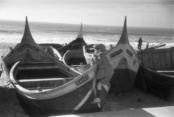 Nazaré. Imbarcazioni da pesca tirate in secca sulla spiaggia