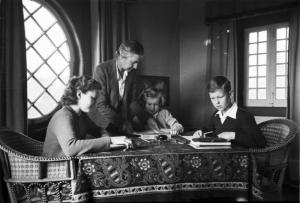 Estoril. Famiglia Savoia in esilio. Maria Gabriella, Maria Pia e Vittorio Emanuele IV a scuola - istitutrice