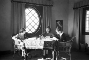 Estoril. Famiglia Savoia in esilio. Maria Pia, Maria Gabriella e Vittorio Emanuele IV a scuola