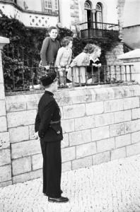 Estoril. Famiglia Savoia in esilio. Maria Pia, Maria Beatrice, Maria Gabriella in giardino