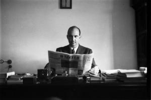 Estoril. Famiglia Savoia in esilio. Umberto II legge il giornale nello studio