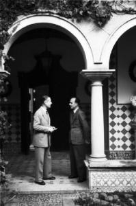 Estoril. Famiglia Savoia in esilio. Umberto II in conversazione sotto il portico della villa
