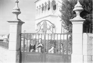 Estoril. Famiglia Savoia in esilio. Il cancello della villa e i principini