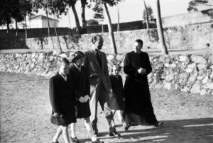 Estoril. Famiglia Savoia in esilio. Umberto II e i figli in visita dai salesiani