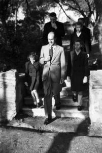 Estoril. Famiglia Savoia in esilio. Umberto II e i figli in visita dai salesiani