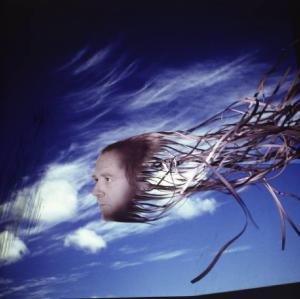Klaustrofobia. Ritratto maschile - autoritratto dell'artista "Medusa" proiettato su fondale "Cielo"