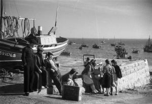 Estoril. Banchina con imbarcazione in secca - abitanti conversano tra loro