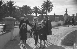 Estoril. Famiglia Savoia in esilio. La regina Maria José del Belgio in giardino con i figli. Maria Beatrice in groppa a un asinello