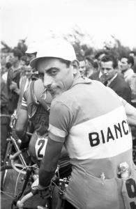 Giro d'Italia. Milano - Ritratto maschile: il ciclista Fausto Coppi con la maglietta "Bianchi"