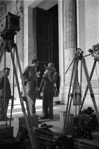 Città del Vaticano. Basilica di San Pietro. Fotografi e cineoperatori discutono fra i cavalletti delle cineprese