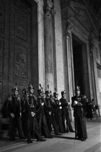 Città del Vaticano. Basilica di San Pietro. Guardie in posa davanti al portone in bronzo