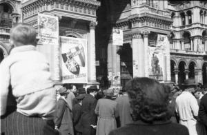 Milano. Piazza Duomo. Folla in attesa dei comizi elettorali - sullo sfondo manifesti propagandistici della Democrazia Cristiana e del Partito Comunista Italiano