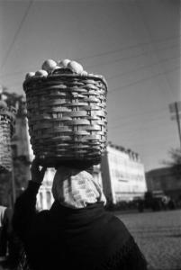 Lisbona - donna lusitana con cesta in testa