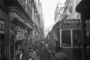 Lisbona. Strada affollata di persone - tram direzione "P. FIGUEIRA"