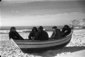 Nazaré. Imbarcazione da pesca tirata in secca sulla spiaggia - gruppo di persone a bordo