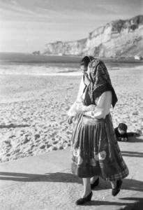 Nazaré - lungomare. Giovane donna in abiti tradizionali