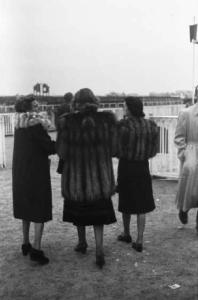 Italia Dopoguerra. Milano. Ippodromo di San Siro - Gran Premio. Tre donne passeggiano all'interno dell'ippodromo