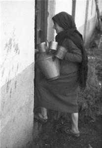 Panasqueira - moglie di un minatore trapirta una brocca d'acqua