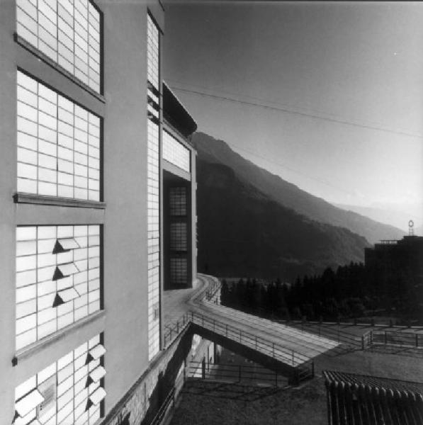 Sondalo. Villaggio Sanatoriale. Rampa d'accesso e finestre dell'edificio - sullo sfondo le montagne circostanti.