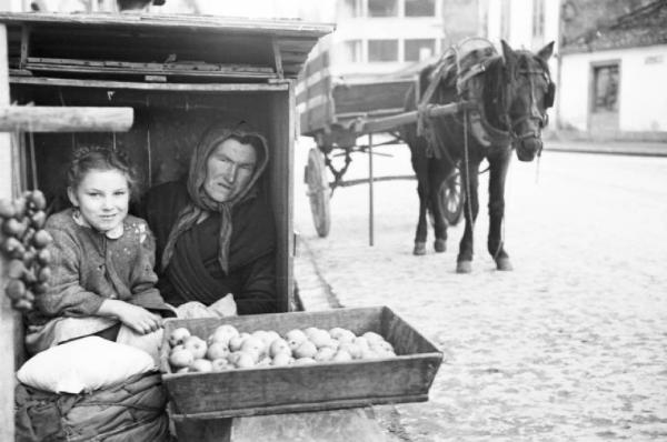 Baiona - anziana donna e bambina vendono patate per strada