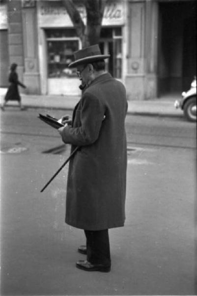 Barcellona - il pittore Utrillo passeggia lungo le "ramblas" leggendo il giornale