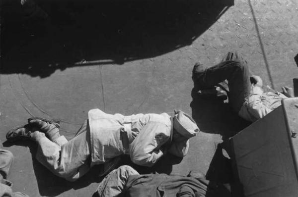 Dopoguerra. Viaggio Marocco - Italia per il rimpatrio - Militari italiani dormono sul ponte del cacciatorpediniere Duca degli Abruzzi