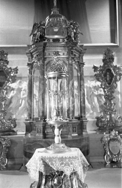 Roma. Funzione religiosa in San Pietro in Vaticano - altare a tempietto con tabernacolo e ostensori