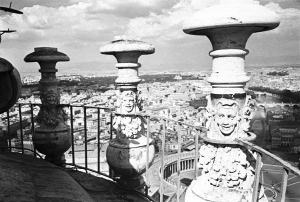 Roma. Basilica di San Pietro in Vaticano - cupola. Decorazione scultorea della balconata
