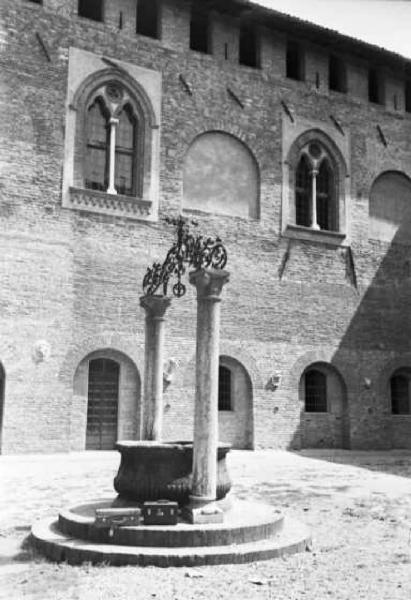 Italia Dopoguerra. Sant'Angelo Lodigiano. Reportage sulla figura di Santa Francesca Cabrini - scorcio del chiostro all'interno della chiesa parrocchiale