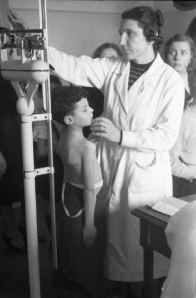 Francia dopoguerra. Bambino sulla bilancia durante una visita medica