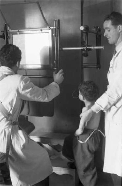 Francia dopoguerra. Bambino durante una visita medica, esame di una radiografia