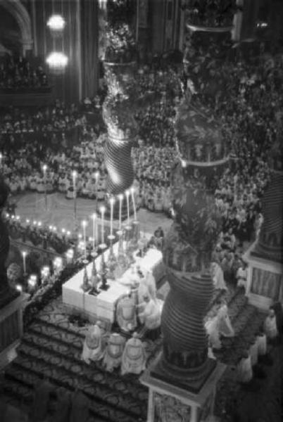 Roma - Basilica di S. Pietro. Ripresa dell'altare dall'alto durante la cerimonia con le colonne tortili del baldacchino e la chiesa gremita sullo sfondo