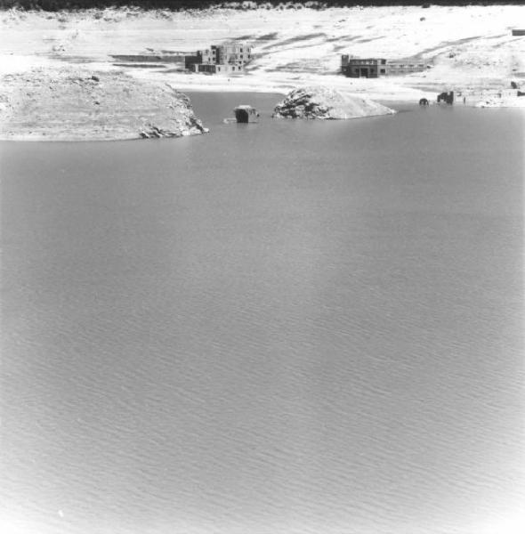 Diga di Cancano - Lago artificiale - sullo sfondo edifici abbandonati [?]