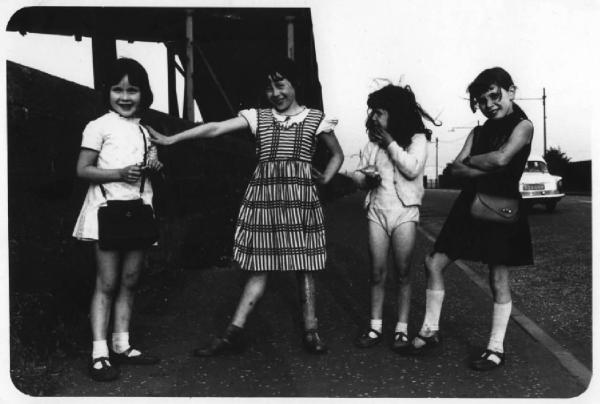 Glasgow. Ritratto di gruppo - quattro bambine in posa su un marciapiede