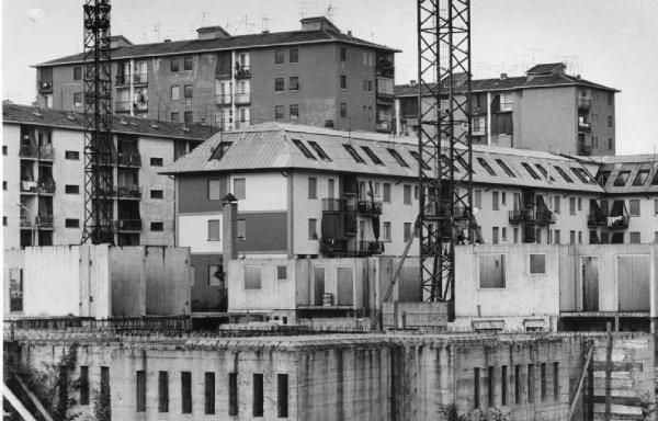 Milano - Quarto Oggiaro. Palazzine residenziali - edificio in costruzione
