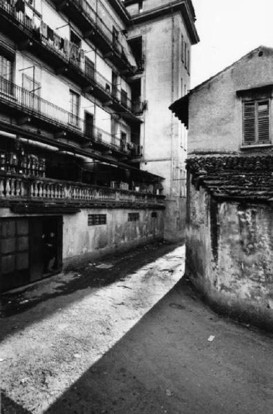 Milano. Casa di ringhiera si affaccia su un cortile con altri edifici storici