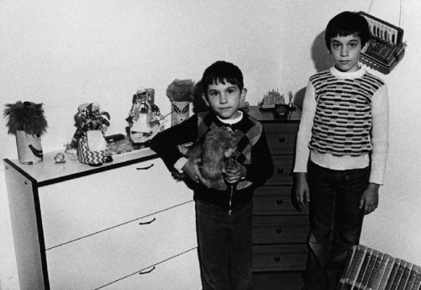 Terni - Quartiere Matteotti. Due bambini in posa nella propria camera, con animale di pelouche