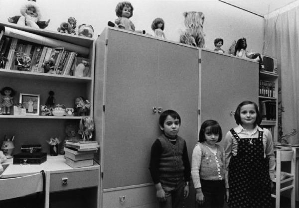 Terni - Quartiere Matteotti. Bambini in posa davanti all'armadio della propria cameretta