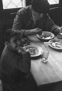 Barcellona - ragazzino e adulto a pranzo in un'osteria